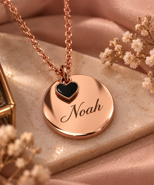 Collier GRAVÉ OR ROSE finition, en Acier Inoxydable , Petit coeur noir ( personnalisé )
